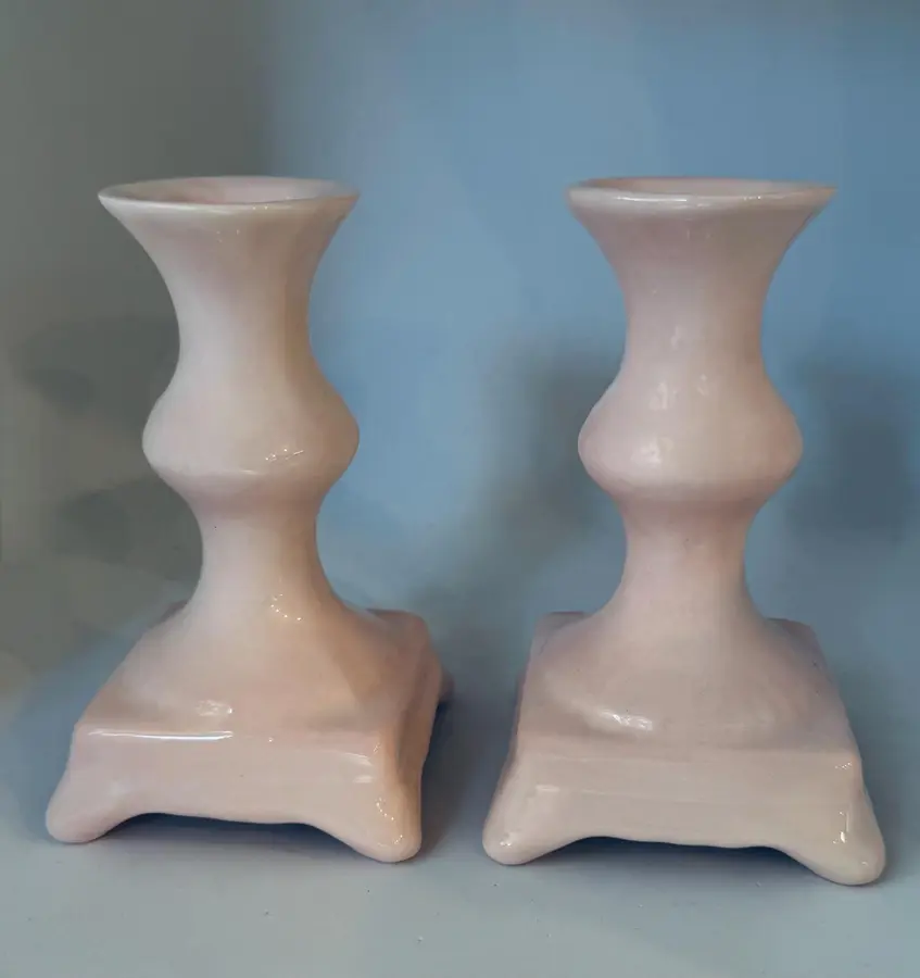 זוג פמוטים מקרמיקה - בצבע ורוד בייבי בגימור מבריק