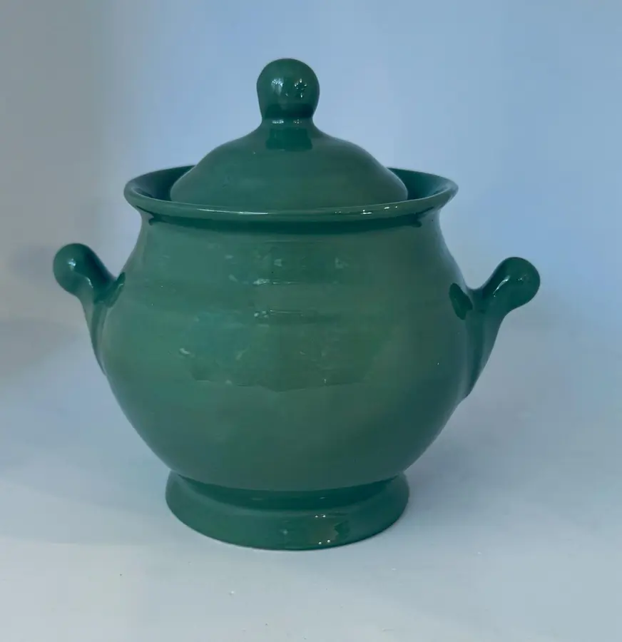 צנצנת קרמיקה עם מכסה בעבודת יד ונפח של 600 מ"ל , בצבע ירוק