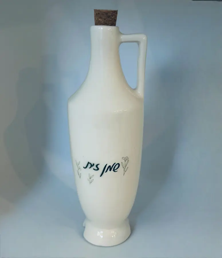 בקבוק קרמיקה בעבודת יד ונפח של 450 מ"ל , בצבע לבן כיתוב - שמן זית