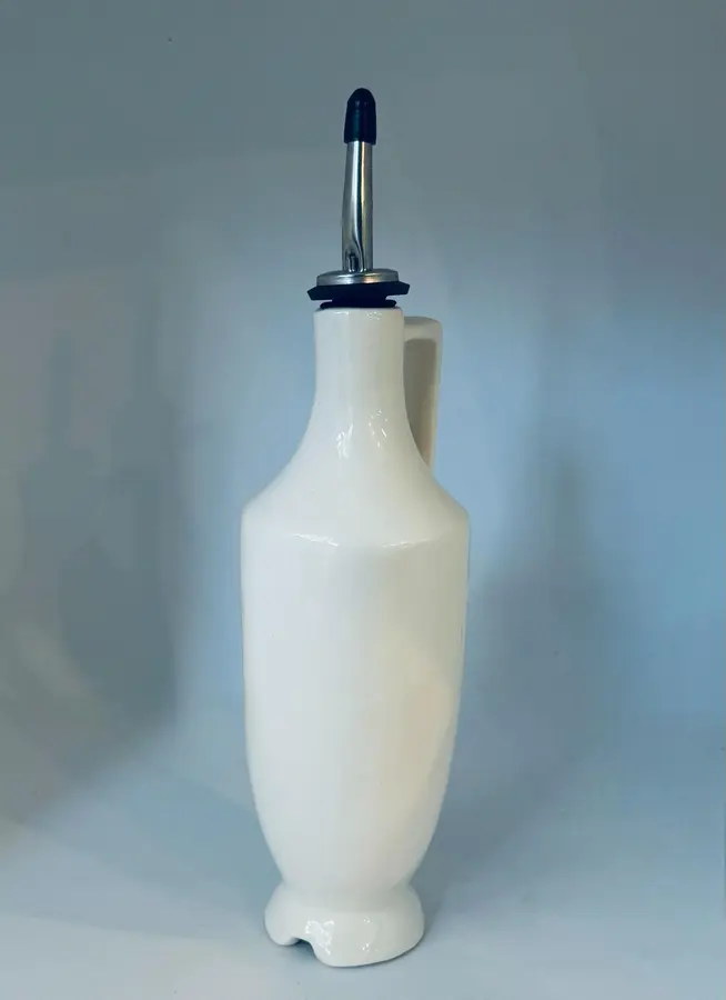 בקבוק קרמיקה בעבודת יד ונפח של 450 מ"ל , בצבע לבן