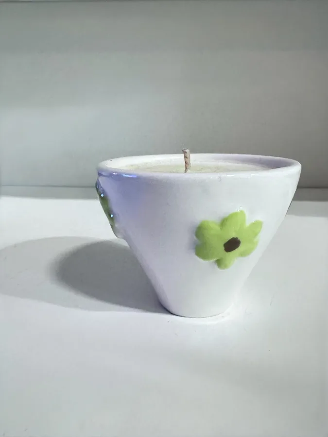 נר ריחני בתוך ספל קרמיקה עבודת יד