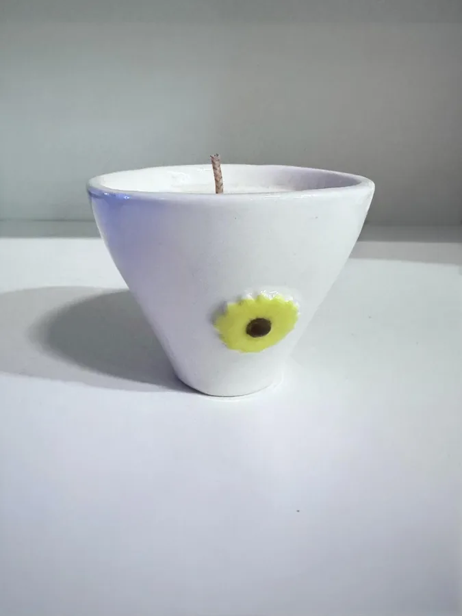 נר ריחני בתוך ספל קרמיקה עבודת יד
