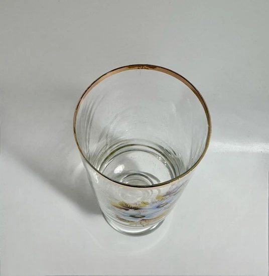 כוס זכוכית על רגל