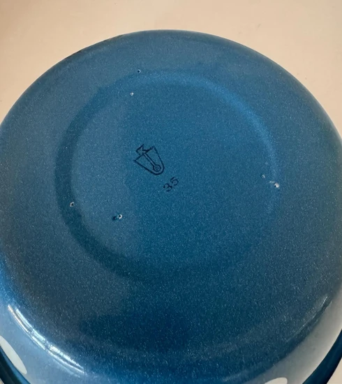 קערה גדולה מאמייל בצבע כחול ונקודות לבנות