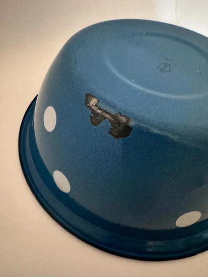 קערה גדולה מאמייל בצבע כחול ונקודות לבנות