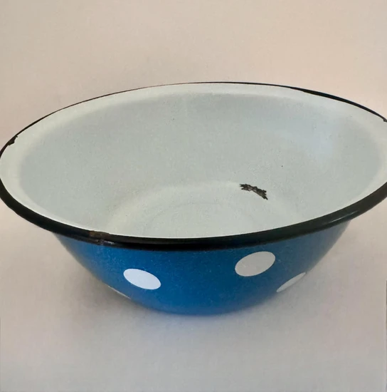 קערה גדולה מאמייל בצבע כחול ונקודות לבנות