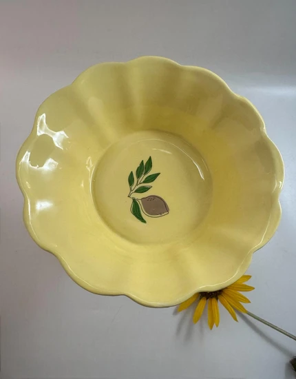קערה עמוקה על רגל בצבע צהוב ורגל לבנה מקרמיקה - עבודת יד