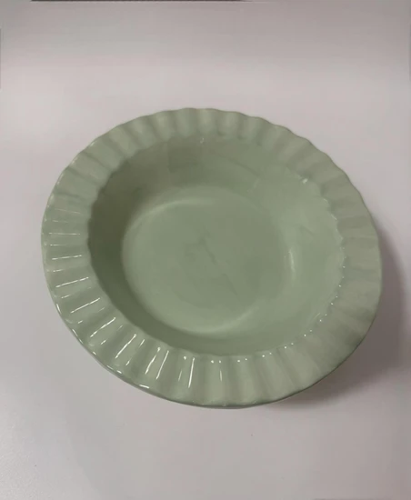 צלחת פליסה עמוקה על רגל נמוכה בצבע ירוק פיסטוק ולבן  מקרמיקה - עבודת יד