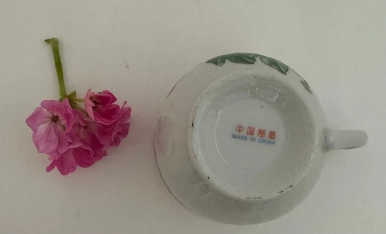 נר ריחני בתוך ספל וינטג מפורצלן