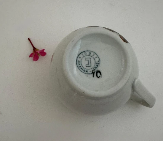 נר ריחני בתוך ספל וינטג מפורצלן