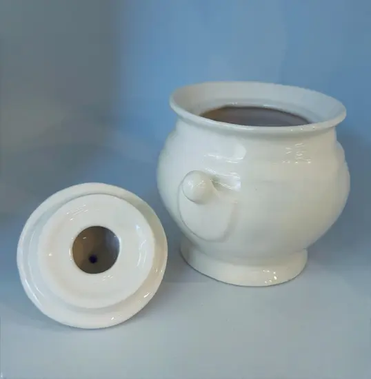 צנצנת קרמיקה עם מכסה בעבודת יד ונפח של 600 מ"ל , בצבע לבן