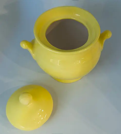 צנצנת קרמיקה עם מכסה בעבודת יד ונפח של 600 מ"ל , בצבע צהוב