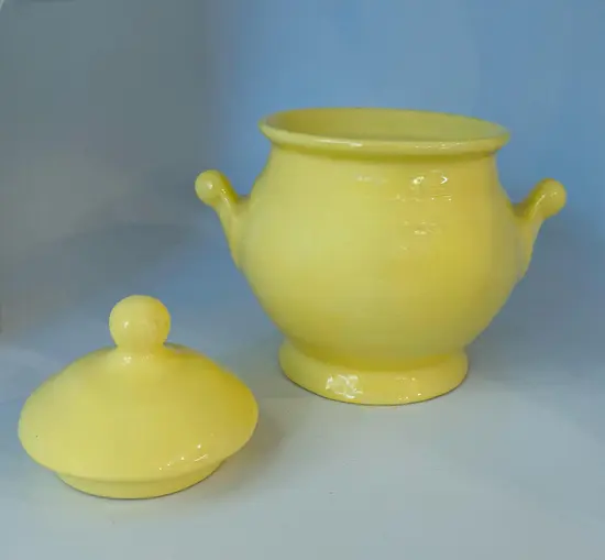 צנצנת קרמיקה עם מכסה בעבודת יד ונפח של 600 מ"ל , בצבע צהוב