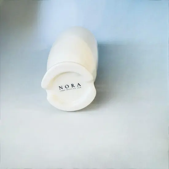 בקבוק קרמיקה בעבודת יד ונפח של 450 מ"ל , בצבע לבן כיתוב - שמן זית