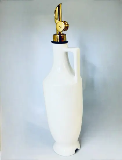 בקבוק קרמיקה בעבודת יד ונפח של 450 מ"ל , בצבע לבן כיתוב - שמן זית