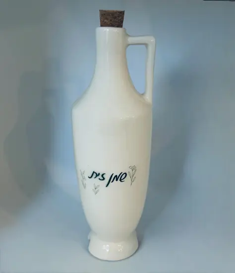 בקבוק קרמיקה בעבודת יד ונפח של 450 מ"ל , בצבע לבן כיתוב - שמן זית