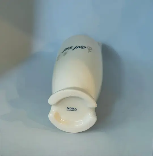 בקבוק קרמיקה בעבודת יד ונפח של 450 מ"ל , בצבע לבן כיתוב - שמן זית