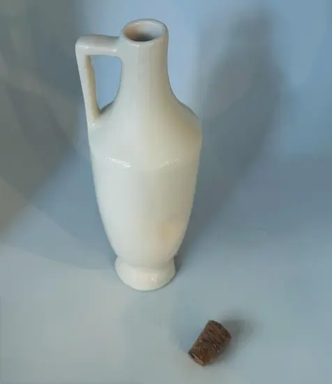 בקבוק קרמיקה בעבודת יד ונפח של 450 מ"ל , בצבע לבן כיתוב - שמן זית