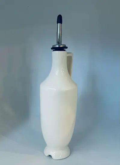 בקבוק קרמיקה בעבודת יד ונפח של 450 מ"ל , בצבע לבן