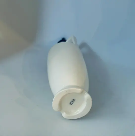 בקבוק קרמיקה בעבודת יד ונפח של 450 מ"ל , בצבע לבן