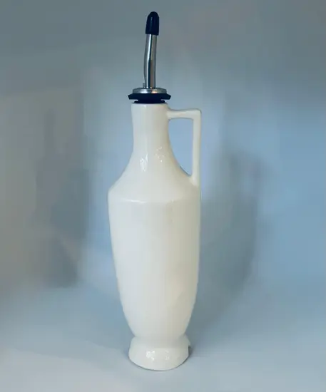 בקבוק קרמיקה בעבודת יד ונפח של 450 מ"ל , בצבע לבן