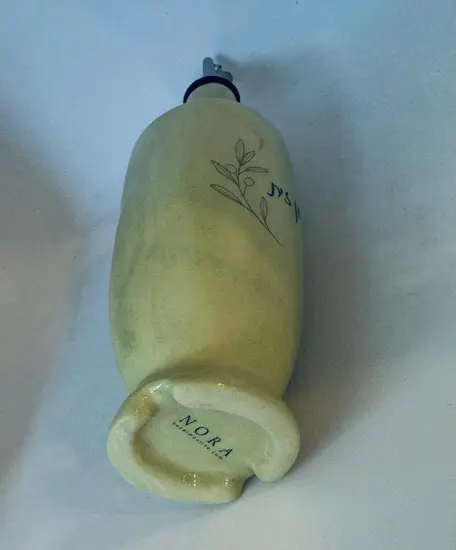 בקבוק קרמיקה בעבודת יד ונפח של 450 מ"ל , בצבע ירוק כיתוב - שמן זית