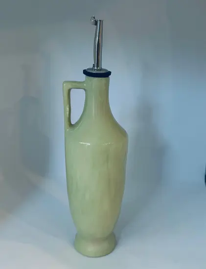 בקבוק קרמיקה בעבודת יד ונפח של 450 מ"ל , בצבע ירוק כיתוב - שמן זית