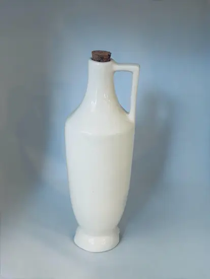 בקבוק קרמיקה בעבודת יד ונפח של 450 מ"ל , בצבע לבן וכיתוב - שמן זית