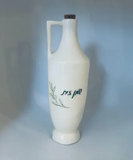 בקבוק קרמיקה בעבודת יד ונפח של 450 מ"ל , בצבע לבן וכיתוב - שמן זית