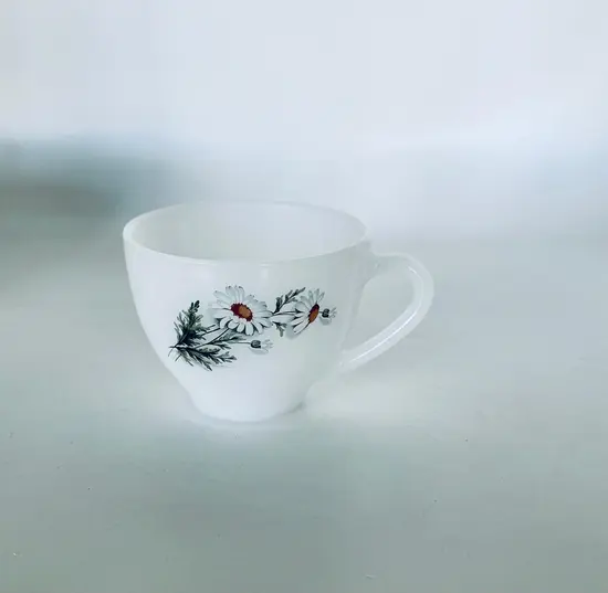 ספל ציור פרח המרגנית , מזכוכית "ארקופל "