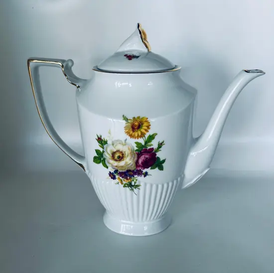 קומקום מפורצלן מפואר