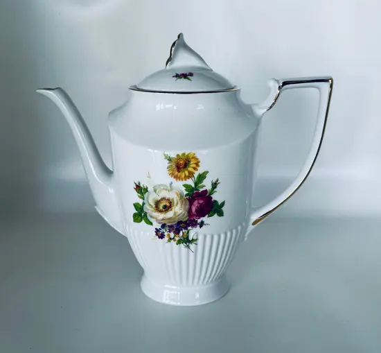 קומקום מפורצלן מפואר