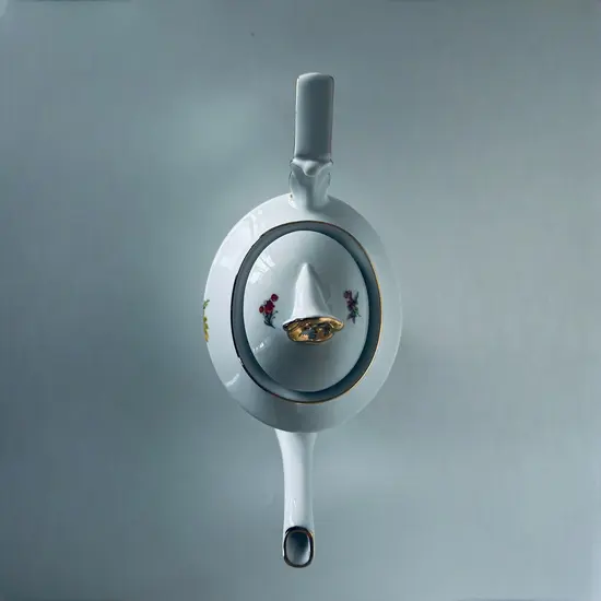 קומקום מפורצלן מפואר