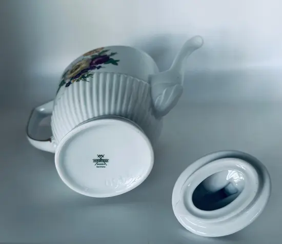 קומקום מפורצלן מפואר