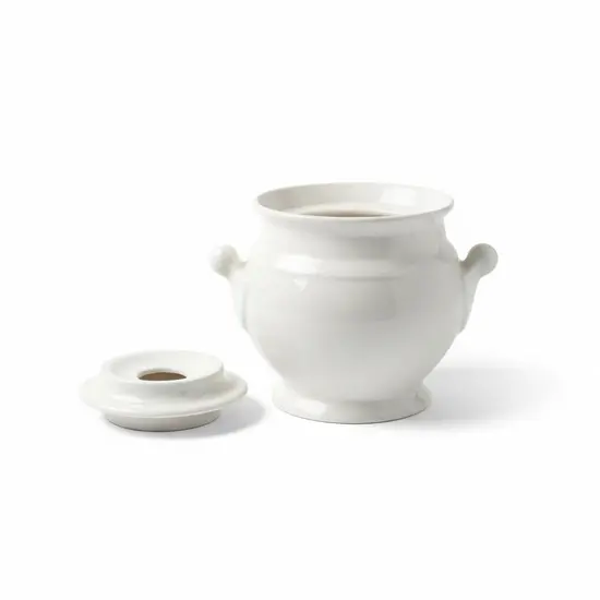 צנצנת קרמיקה עם מכסה בעבודת יד ונפח של 600 מ"ל , בצבע לבן