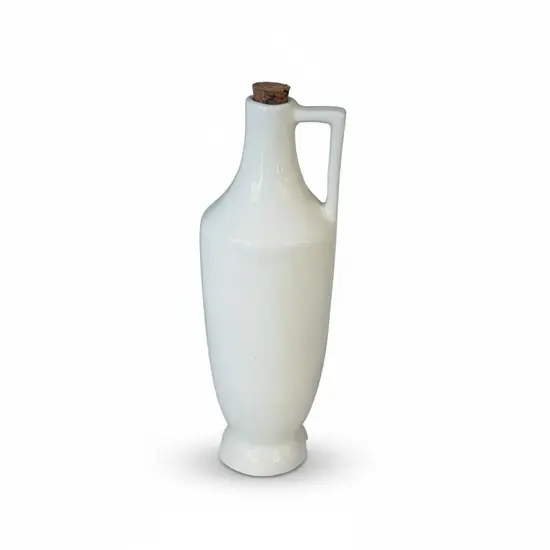 בקבוק קרמיקה בעבודת יד ונפח של 450 מ"ל , בצבע לבן וכיתוב - שמן זית