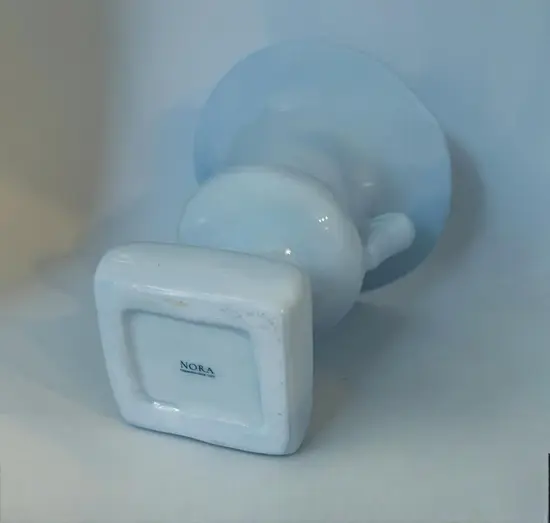 ואזה קטנה מקרמיקה - עבודת יד בצבע תכלת