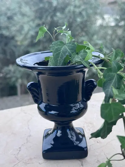 ואזה קטנה מקרמיקה - עבודת יד בצבע שחור