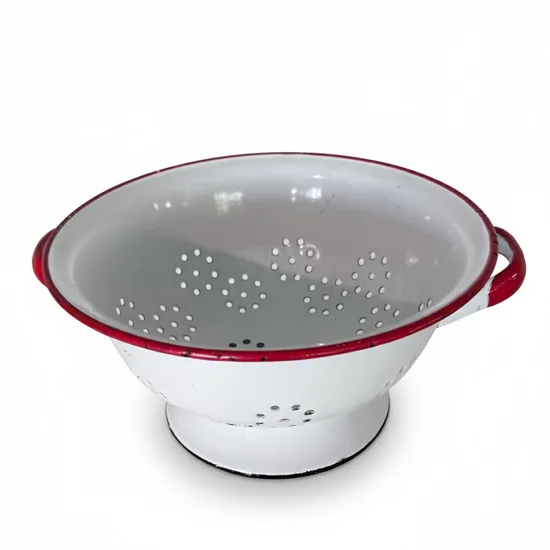 מסננת אמייל בצבע לבן ופס אדום