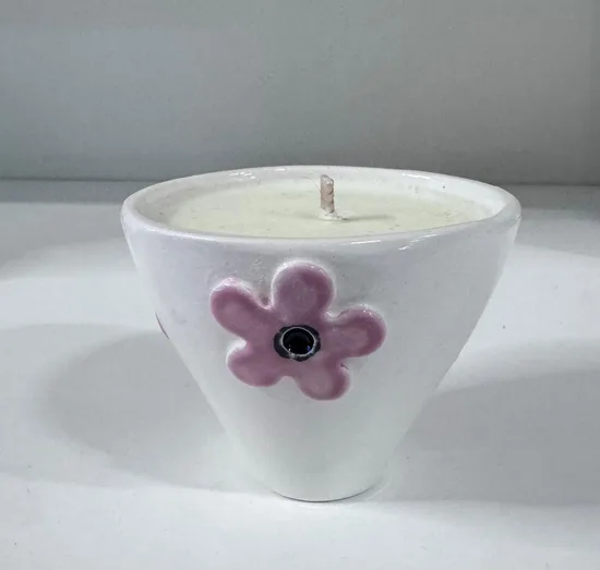 נר ריחני בתוך ספל קרמיקה עבודת יד