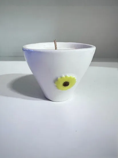 נר ריחני בתוך ספל קרמיקה עבודת יד