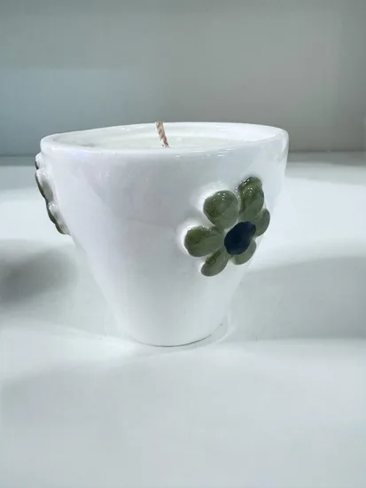 נר ריחני בתוך ספל קרמיקה עבודת יד