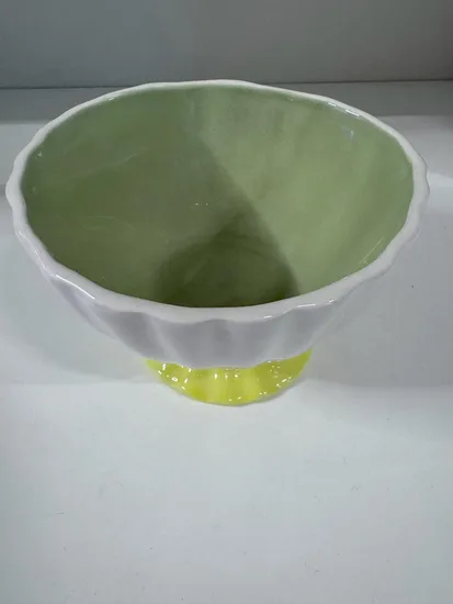 קערית על רגל מעוצבת רגל בצבע צהוב