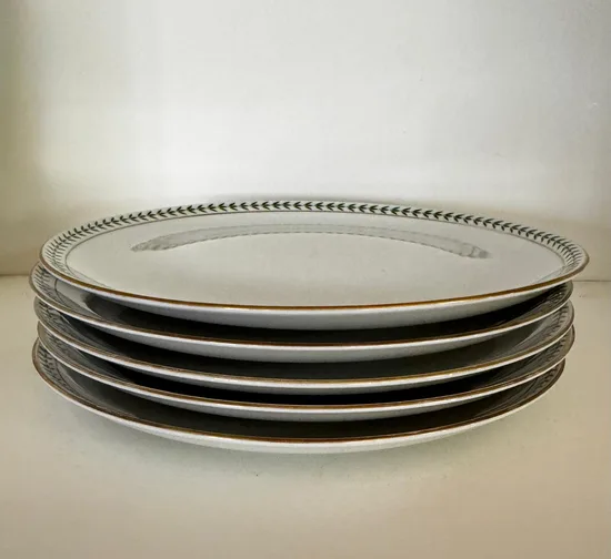 צלחת מנה עיקרית עלים ירוקים ופס זהב מפורצלן