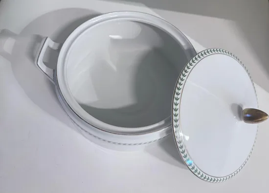 ​קערת הגשה עם מכסה מפורצלן