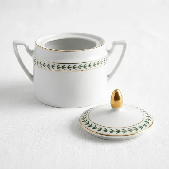 כלי קטן עם מכסה מפורצלן