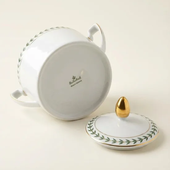 כלי קטן עם מכסה מפורצלן