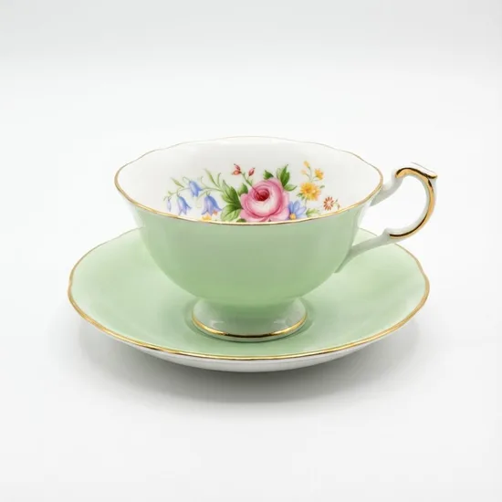 ספל וצלחת בצבע פיסטוק מפורצלן