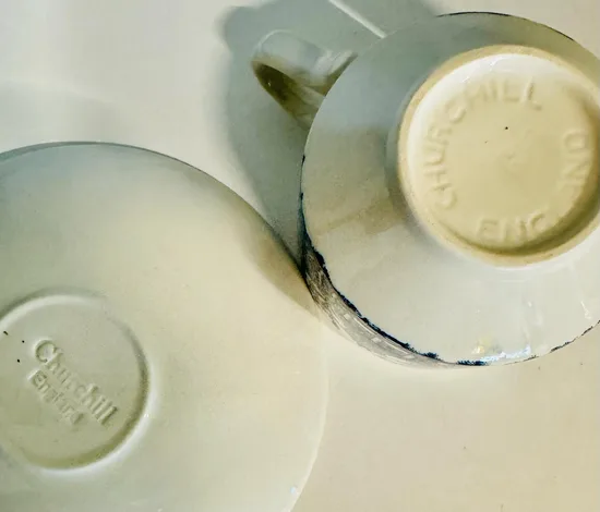 ספל וצלחת חרס אנגלי בגוונים כחול לבן