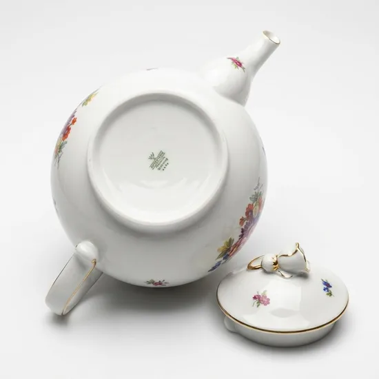 קומקום מפורצלן